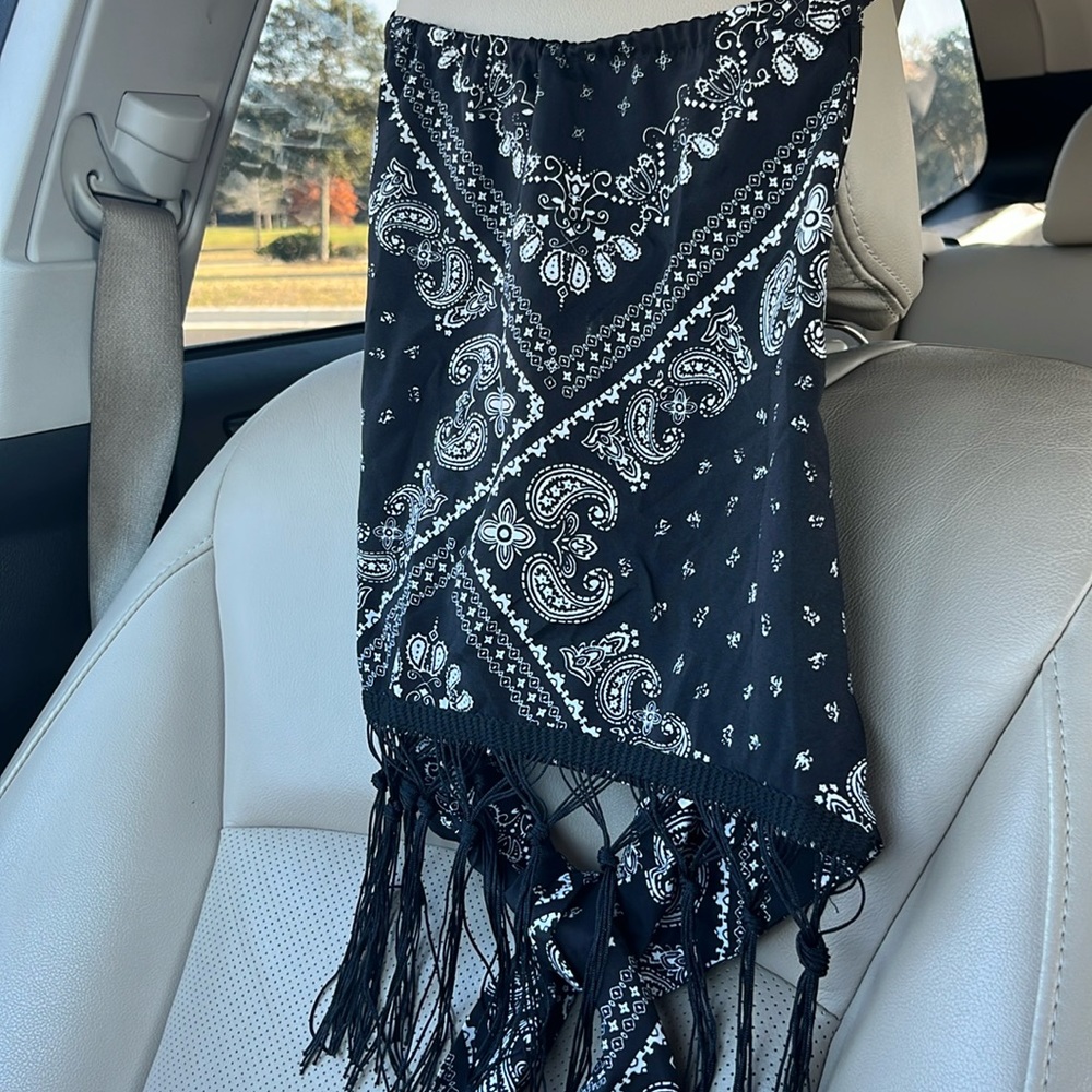 Black and white crop top size Small